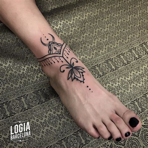 tatuajes en pies de mujer|Tatuajes en los pies: los 20 símbolos más utilizados。